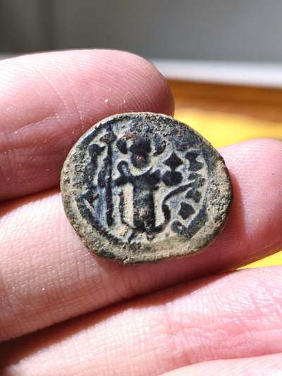 星盘世界钱币拍卖 - 罕见！白衣大食 哈里发穆阿维亚一世 阿拉伯拜占庭式富力铜币（仿拜占庭君士坦斯二世） 公元660至680年 大马士革造币厂造