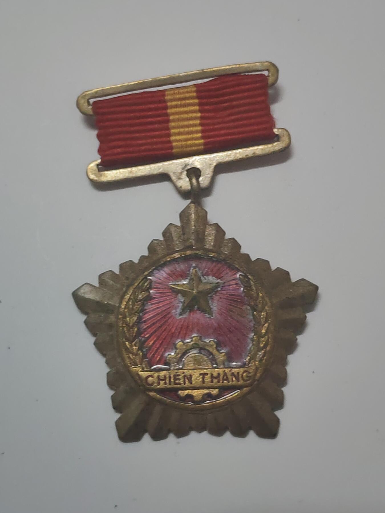 韵星假日军品类拍卖第46期 -- Rimey Holidays Militaria Auction 46 越盟（1948-1957）法越战争时期 一级战胜奖章 铜镀金 非后期铝 少有的独立时期战争奖章带珐琅章 颁发给军官