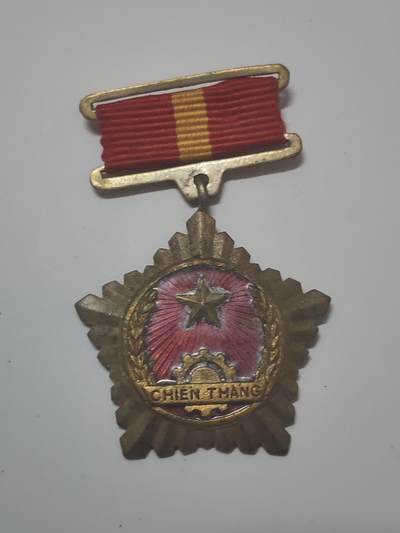 韵星假日军品类拍卖第46期 -- Rimey Holidays Militaria Auction 46 - 越盟（1948-1957）法越战争时期 一级战胜奖章 铜镀金 非后期铝 少有的独立时期战争奖章带珐琅章 颁发给军官