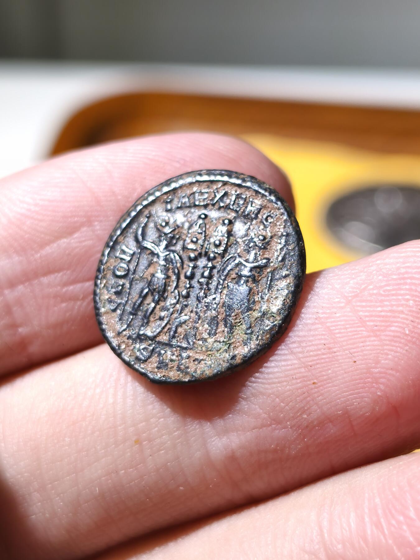 星盘世界钱币拍卖 美品！罗马后期 君士坦提乌斯富力铜币 军团士兵与军旗 铭文：GLORIA EXERCITVS 军队的荣耀 该币类型被认为后期军队使用币 非常经典的品种