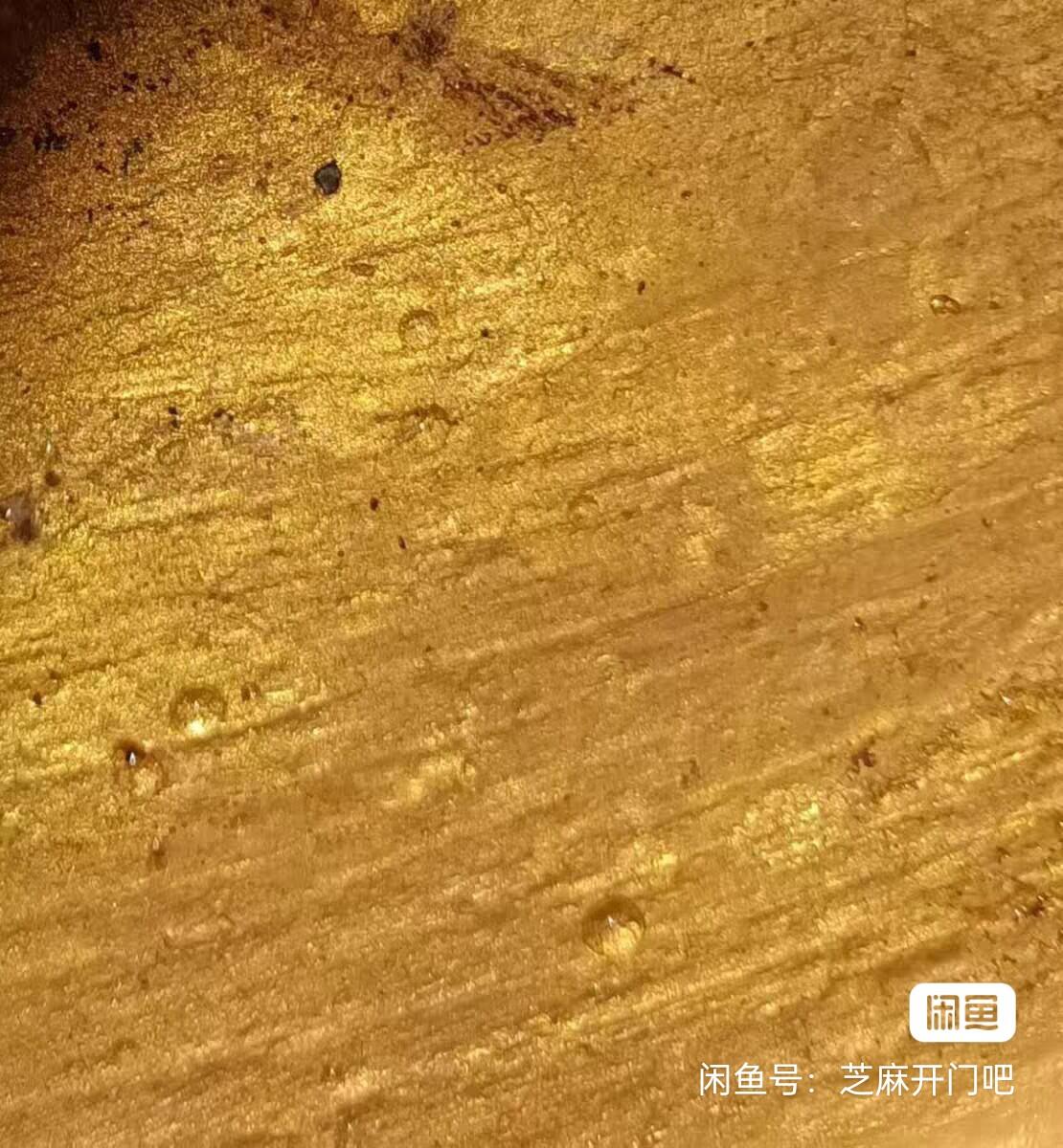 汤婆子纯铜 五六十年代老黄铜全手工制作 纯手工敲打！！！售出不退。 底部敲打皱纹成型痕迹在闪光下尤为明显。外面未经打磨保留了原始状态。 内膛底可看出坯饼厚实。重2.18斤纯精铜无杂质。高11mm直径20mm全美品未曾使用过。两耳四角尖端锋利。↑↑↑↑容易刺手需套保护膜或加工锉钝。