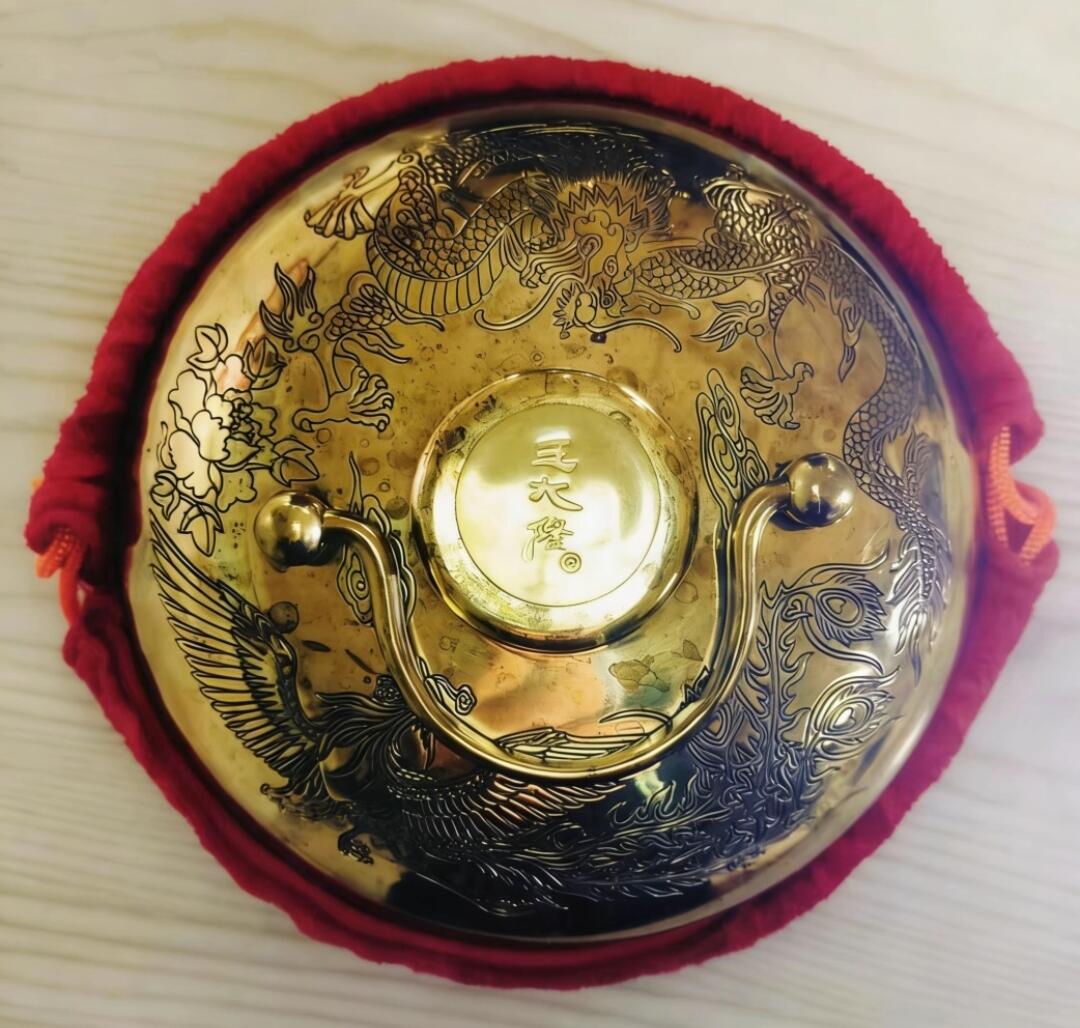 汤婆子 王大隆汤婆子 暖手壶纯铜 早期錾刻工艺暖手宝汤婆子 ，做工精致中华老字号纯手工全品相绝对无任何磕碰五彩斑斓比全新更显漂亮。 灯光下实物在手更显流光溢彩，光芒耀眼。 原始包装原始发票。18ⅹ11ⅹ2斤装水3斤6保温时间24小时[灯泡]