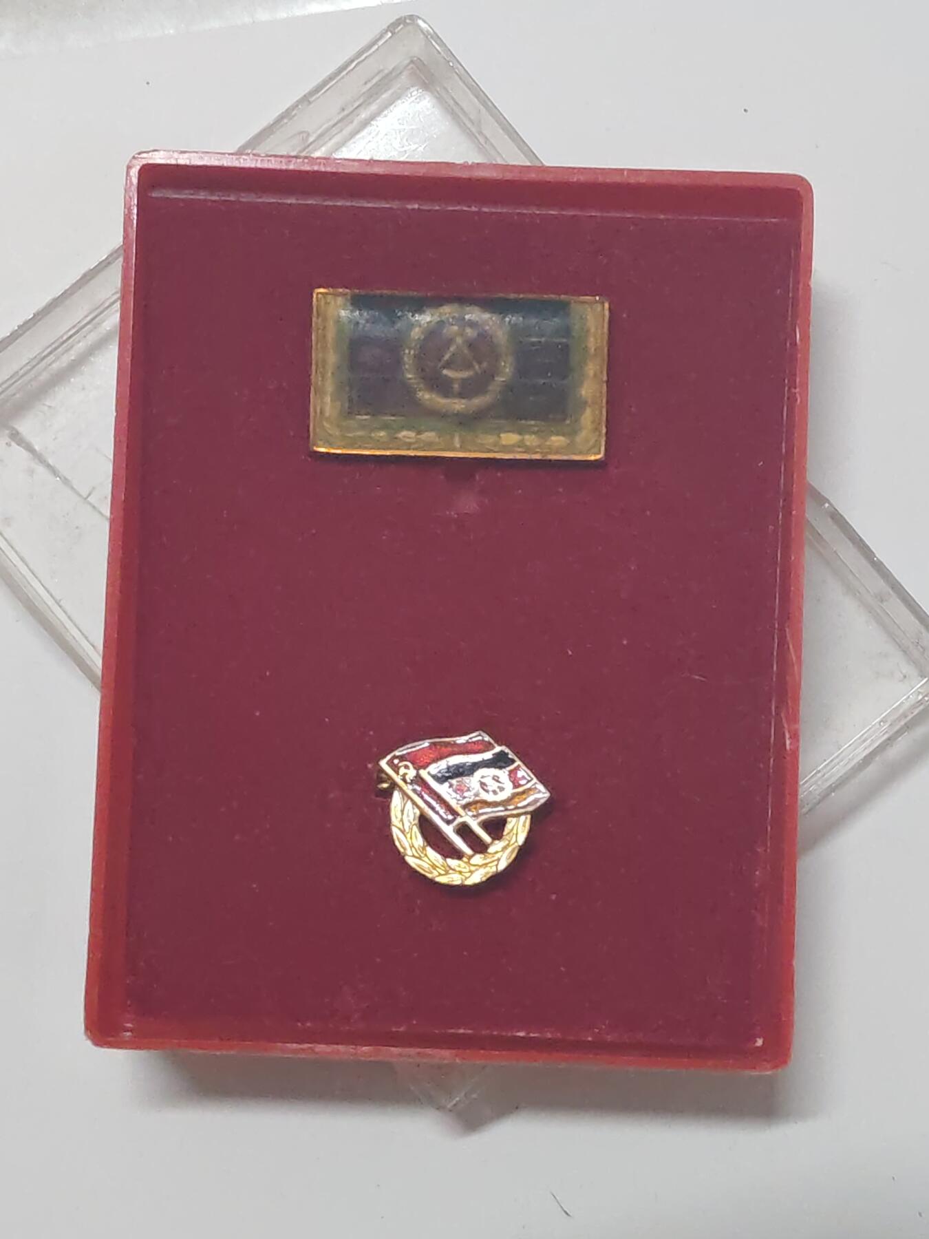 韵星假日军品类拍卖第46期 -- Rimey Holidays Militaria Auction 46 民主德国集体劳动五次获得与金级苏德友谊奖章mini一组带盒