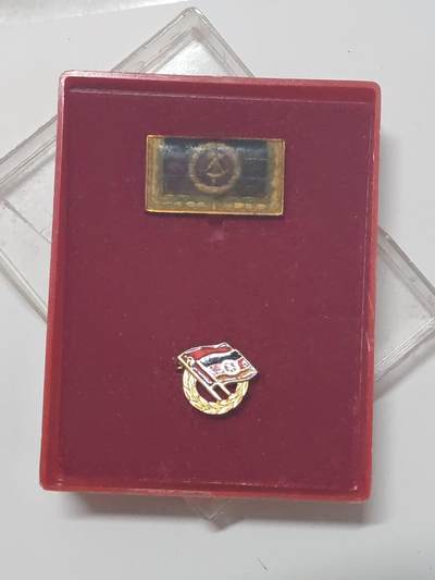 韵星假日军品类拍卖第46期 -- Rimey Holidays Militaria Auction 46 - 民主德国集体劳动五次获得与金级苏德友谊奖章mini一组带盒