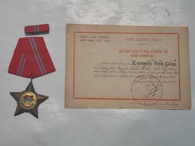 韵星假日军品类拍卖第46期 -- Rimey Holidays Militaria Auction 46 - 越南南方共和国（越共）二级解放战士勋章带证