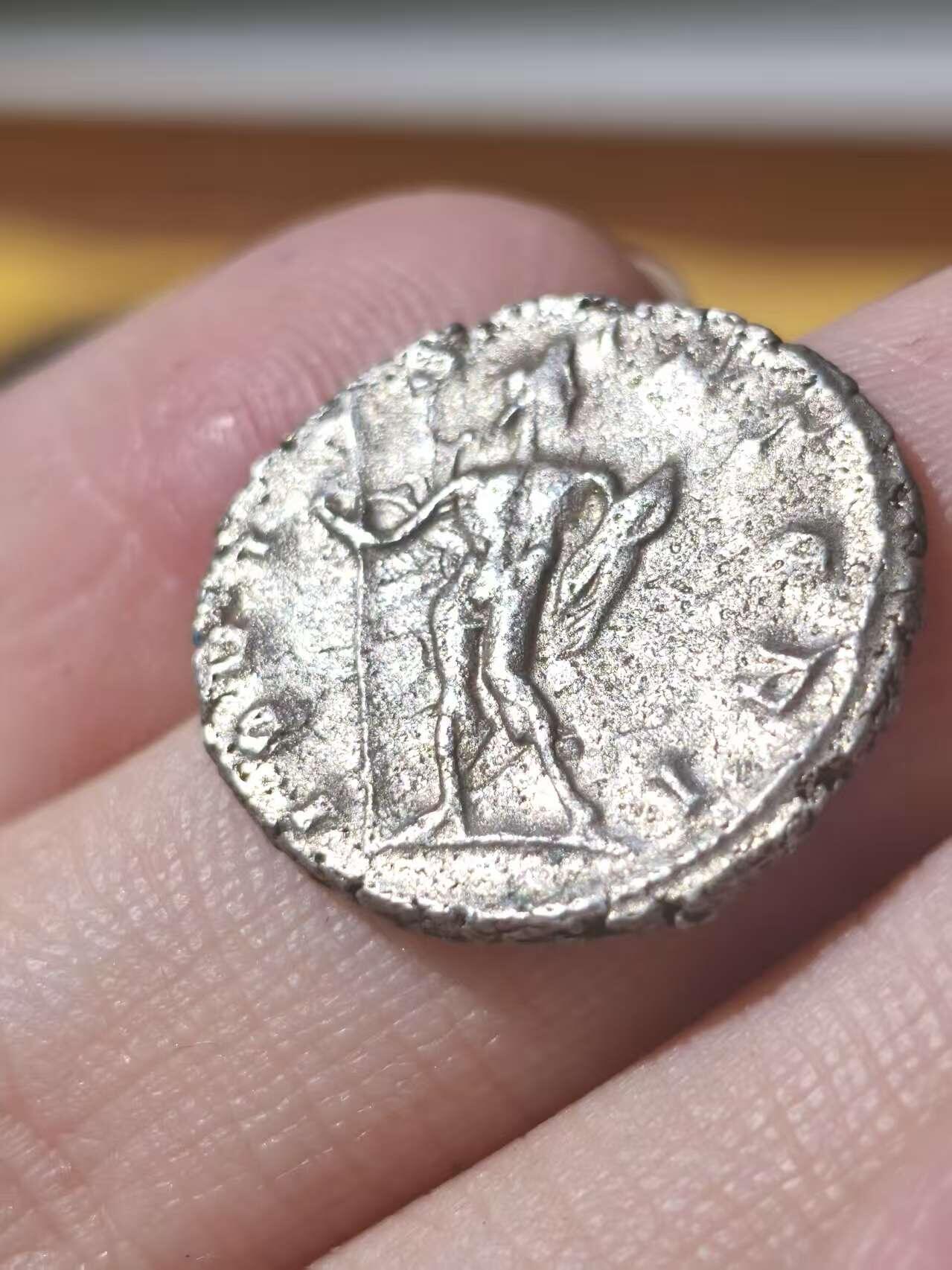 星盘世界钱币拍卖 古罗马三世纪危机 - 高卢帝国波斯杜慕斯安敦尼安银币，背面朱庇特手持权杖和闪电 ，双面深打，该品种这种状态稀少 