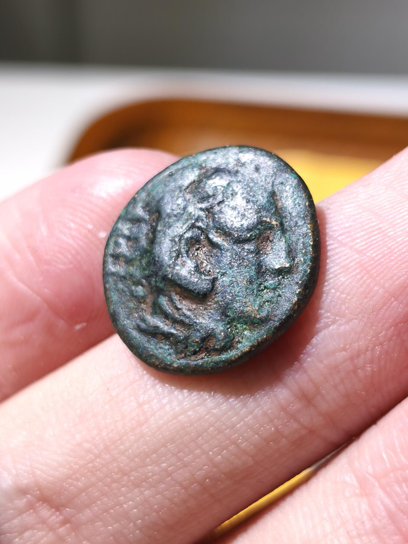 星盘世界钱币拍卖 历史名人！古希腊马其顿王国卡山德大力神狮子一查柯铜币，公元前396-297年铸造，正面是大力神头像，背面是一头狮子，铭文KAΣΣAN ΔΡOY Λ 这一枚是少见品种，并非最常见的那种骑马，品相还不错，图案和铭文都比较清晰