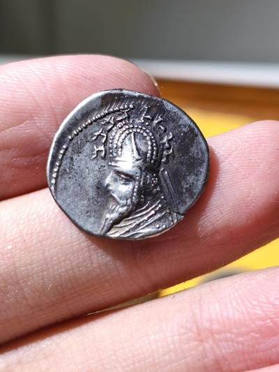 星盘世界钱币拍卖 - 中世纪 - 丝绸之路 - 古典币专场 - 美品！安息帝国（帕提亚） 长寿王 希纳特鲁斯 一德拉克马银币 公元前75-69年。 帕提亚“黑暗时期”的关键人物。此人在米特拉达梯2世死后，在斯基泰人的帮助下，于80岁的高龄得到皇位，因此钱币上也标识了斯基泰人的鹿角。