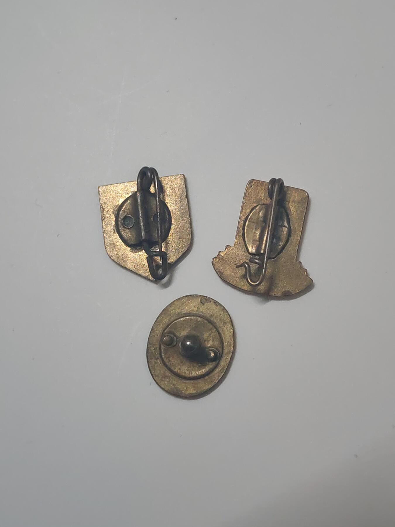 韵星假日军品类拍卖第46期 -- Rimey Holidays Militaria Auction 46 民主德国工会服务40周年纪念章，自由德国青年团证章，统一社会党党徽一组 均为珐琅 早期版本