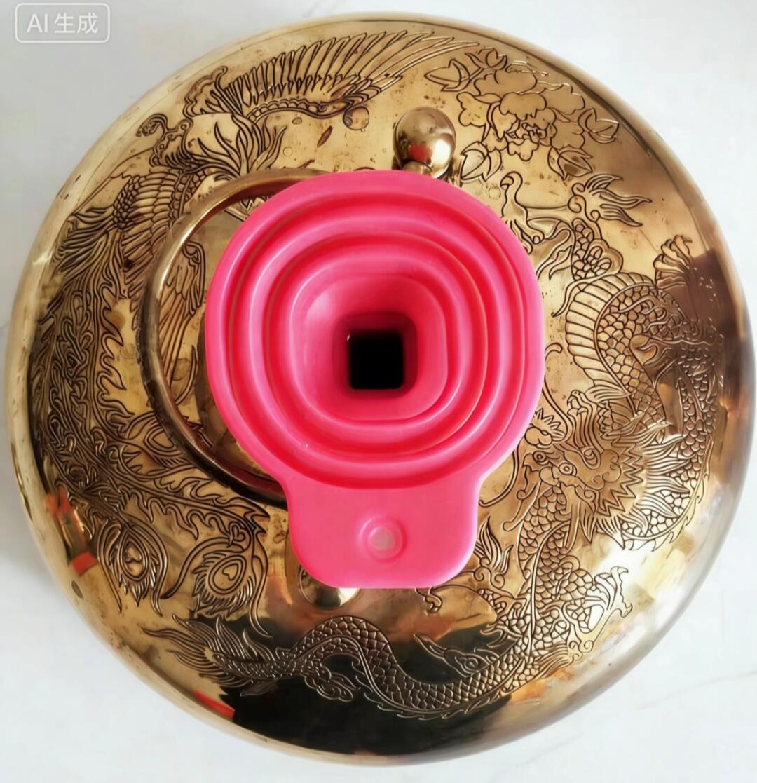 汤婆子 王大隆汤婆子 暖手壶纯铜 早期錾刻工艺暖手宝汤婆子 ，做工精致中华老字号纯手工全品相绝对无任何磕碰五彩斑斓比全新更显漂亮。 灯光下实物在手更显流光溢彩，光芒耀眼。 原始包装原始发票。18ⅹ11ⅹ2斤装水3斤6保温时间24小时[灯泡]