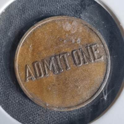 沼泽如烟--第1022场 - ADMIT ONE，意为“仅限一人入场”，这是典型的入场凭证标识，说明它的核心用途是作为单次入场的凭证