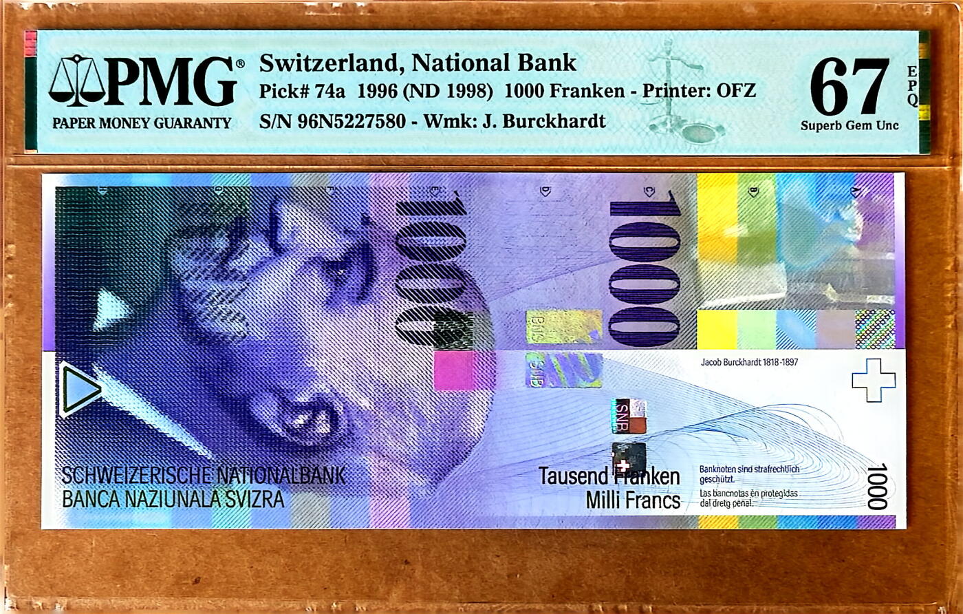 【Blue Auction】✨世界纸币精拍800期盛典——白金之夜🔥🔥🔥 S-【初版亚军分非常罕见 p74a】瑞士 1996年1000法郎 PMG67EPQ 高分 瑞士初版纸币向来深受国人喜爱 价格坚挺 这张最高值的法郎必将引起激烈竞价 人像版正面人物雅各布·布克哈特，19世纪最伟大的文化史家和艺术史家之一。一生著述甚丰，《意大利文艺复兴时期的文化》、《君士坦丁大帝时代》、《希腊文化史》是其代表性的著作。
