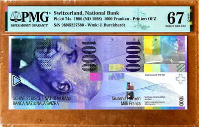 【Blue Auction】✨世界纸币精拍800期盛典——白金之夜🔥🔥🔥 - S-【初版亚军分非常罕见 p74a】瑞士 1996年1000法郎 PMG67EPQ 高分 瑞士初版纸币向来深受国人喜爱 价格坚挺 这张最高值的法郎必将引起激烈竞价 人像版正面人物雅各布·布克哈特，19世纪最伟大的文化史家和艺术史家之一。一生著述甚丰，《意大利文艺复兴时期的文化》、《君士坦丁大帝时代》、《希腊文化史》是其代表性的著作。
