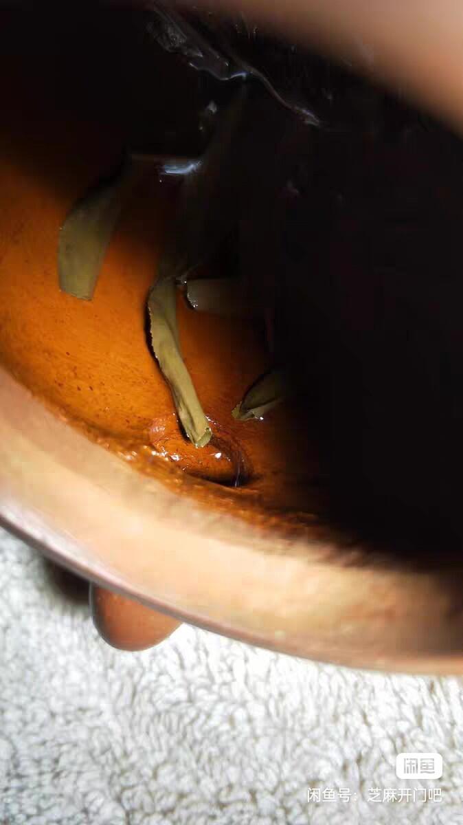 贡局紫砂壶 晚清销往泰国原矿朱泥紫砂 底款：贡局  容量二人量。盖一小磕包金就花了350元。壶身龙纹少见。喜欢就拍。料绝对好。该壶一直在用，主要泡红茶，介意勿拍。另赠送礼品