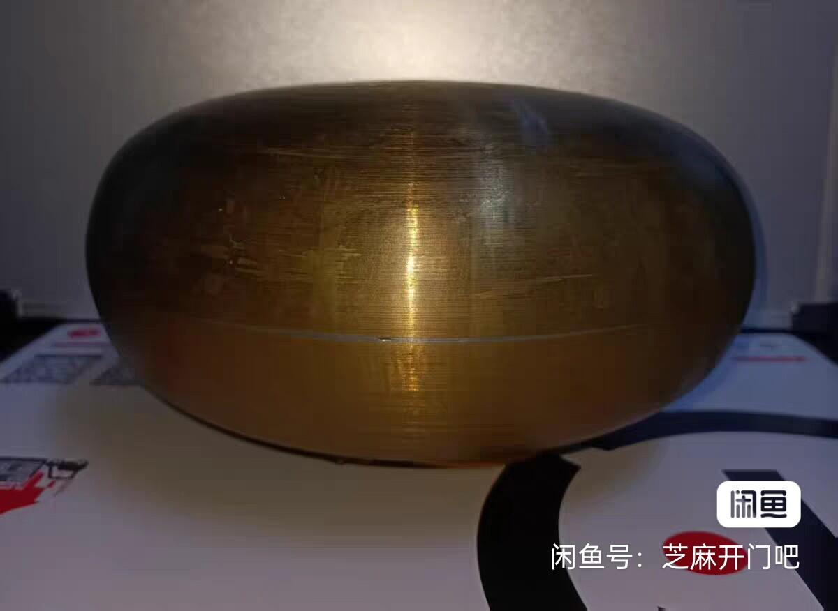 汤婆子纯铜 五六十年代老黄铜全手工制作 纯手工敲打！！！售出不退。 底部敲打皱纹成型痕迹在闪光下尤为明显。外面未经打磨保留了原始状态。 内膛底可看出坯饼厚实。重2.18斤纯精铜无杂质。高11mm直径20mm全美品未曾使用过。两耳四角尖端锋利。↑↑↑↑容易刺手需套保护膜或加工锉钝。