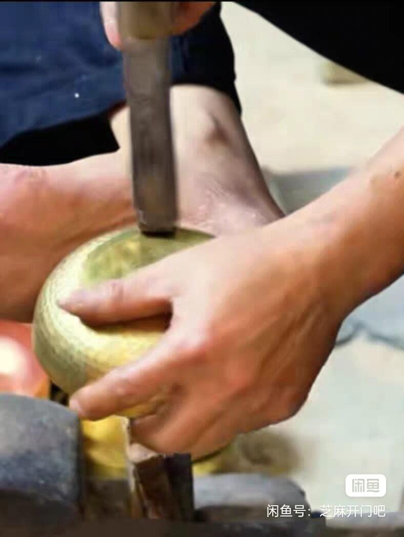 汤婆子纯铜 五六十年代老黄铜全手工制作 纯手工敲打！！！售出不退。 底部敲打皱纹成型痕迹在闪光下尤为明显。外面未经打磨保留了原始状态。 内膛底可看出坯饼厚实。重2.18斤纯精铜无杂质。高11mm直径20mm全美品未曾使用过。两耳四角尖端锋利。↑↑↑↑容易刺手需套保护膜或加工锉钝。