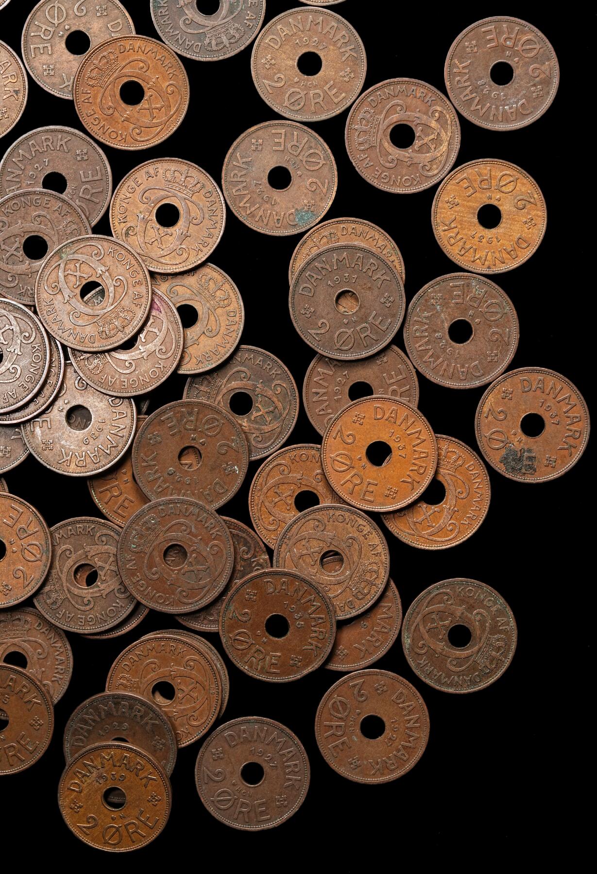 修遠堂世界钱币第107期 丹麦中孔2欧尔铜币83枚，1927-1940年