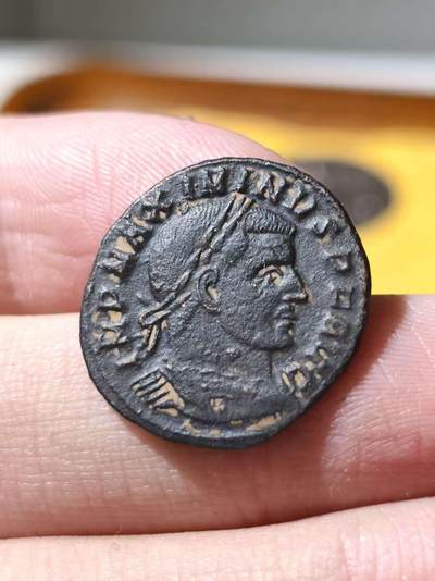 星盘世界钱币拍卖 - 中世纪 - 丝绸之路 - 古典币专场 - 少见早期 - 罗马帝国- 四帝共治 马克西米利安二世 富力铜币 背面是无敌太阳神索尔 马克西米连二世是坚定的密特拉支持者 在他的钱币太阳神是主要题材