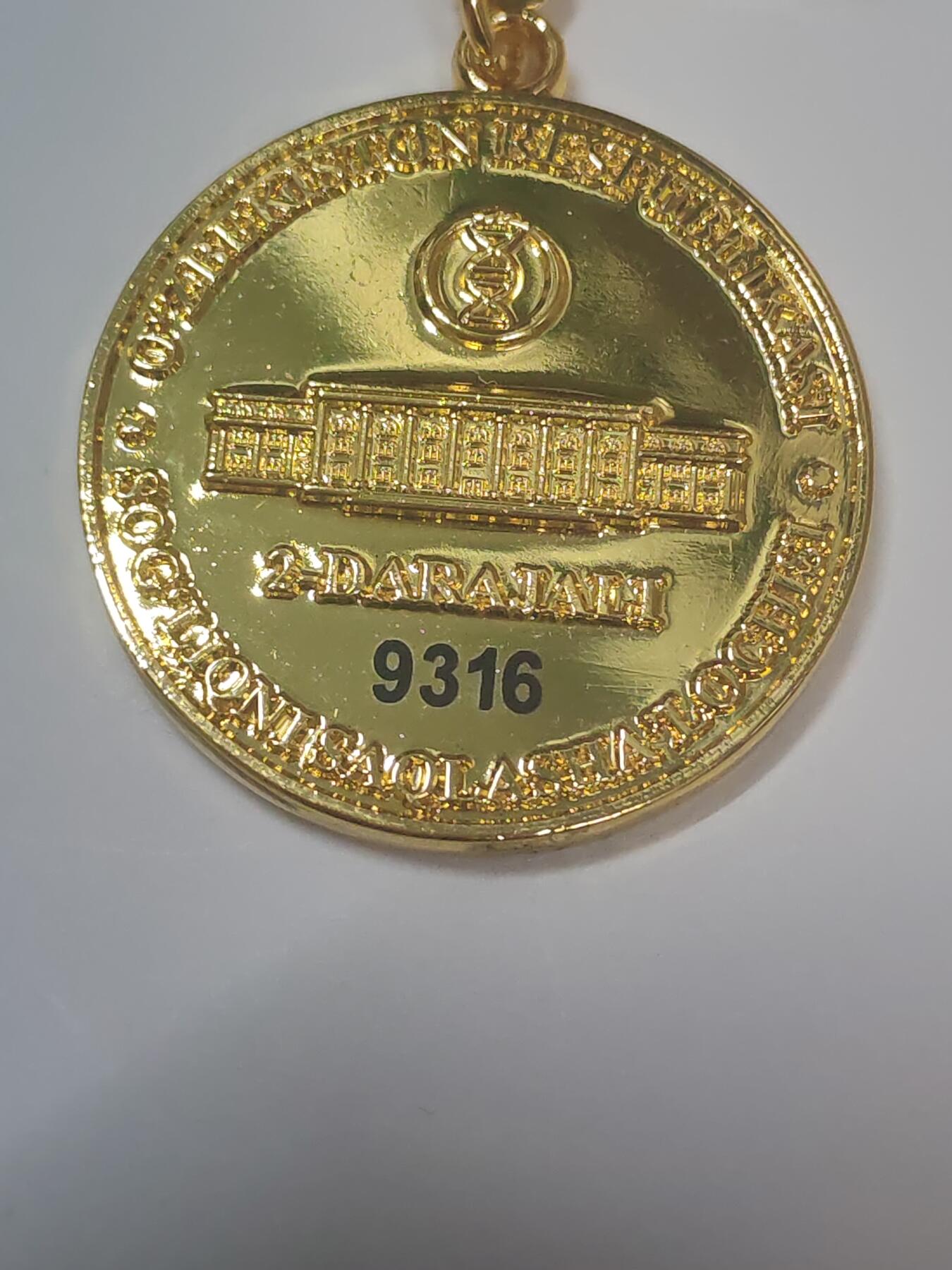 韵星假日军品类拍卖第46期 -- Rimey Holidays Militaria Auction 46 乌兹别克斯坦共和国卫生部二级优秀服务人员奖金奖章 实发9316号 非常稀少 设计继承苏联的奖金奖章 铜镀金 非常厚重 仅颁发给高级官员