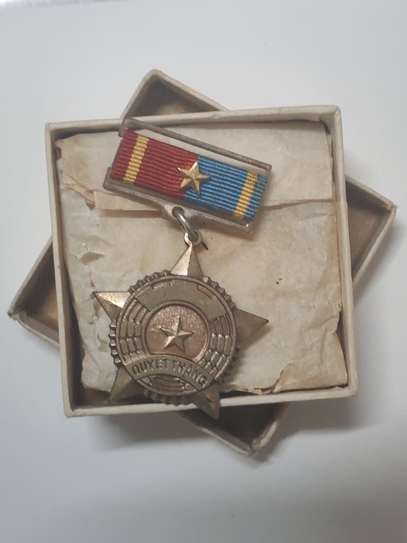 韵星假日军品类拍卖第46期 -- Rimey Holidays Militaria Auction 46 越南南方共和国（越共）二级决胜奖章带原盒原出生纸 原盒非常少 越战战时 铜制 后面不再生产