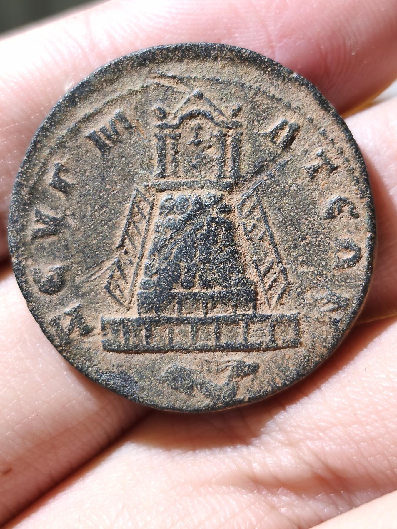 星盘世界钱币拍卖 名品！罗马帝国-东方行省菲利普二世大铜币 泽乌格玛城市 神殿-卫城景观 幼发拉底河上游 下方摩羯 驻扎军团标志 该城又称幼发拉底河河畔的塞琉西亚 