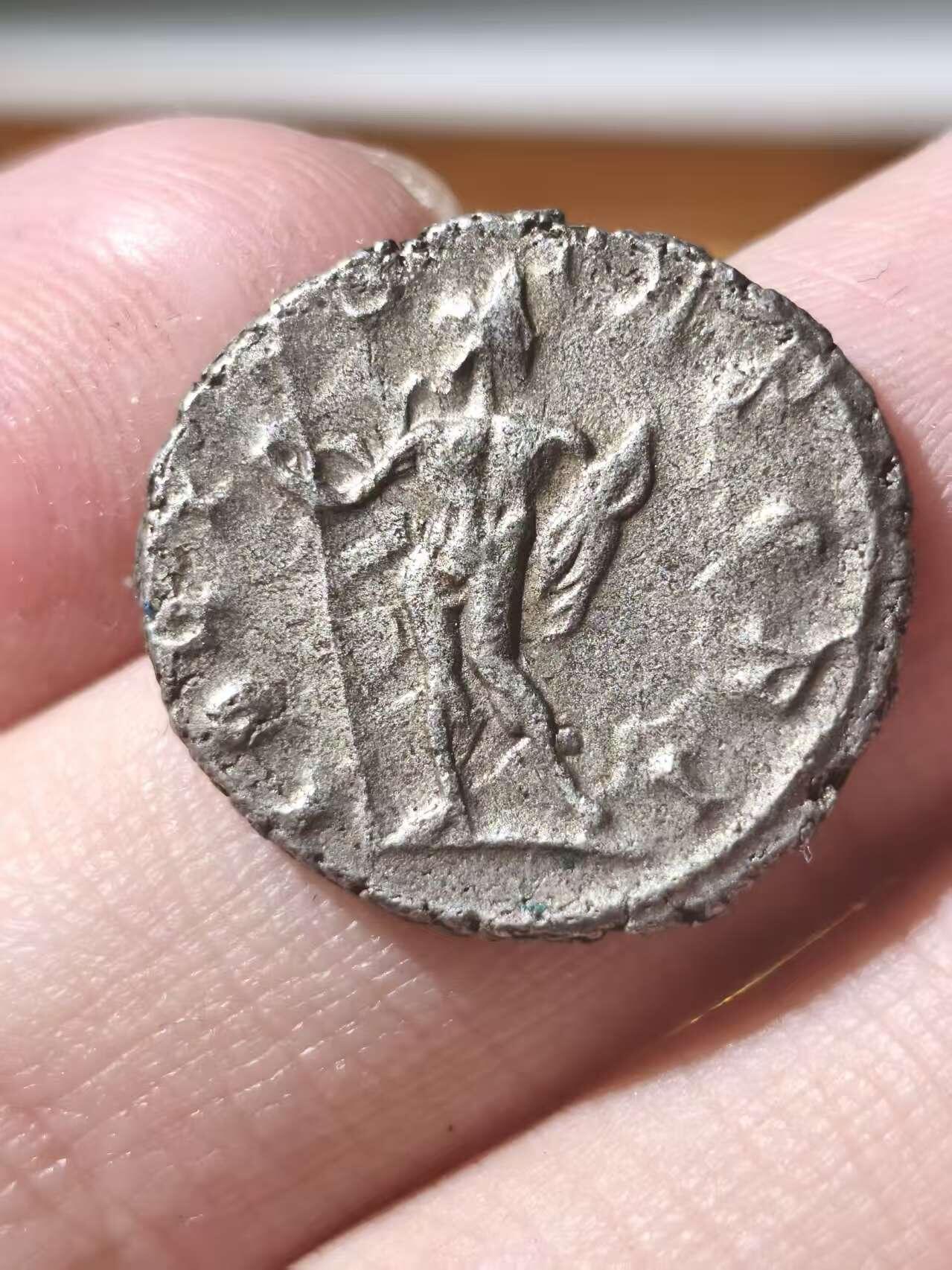 星盘世界钱币拍卖 古罗马三世纪危机 - 高卢帝国波斯杜慕斯安敦尼安银币，背面朱庇特手持权杖和闪电 ，双面深打，该品种这种状态稀少 