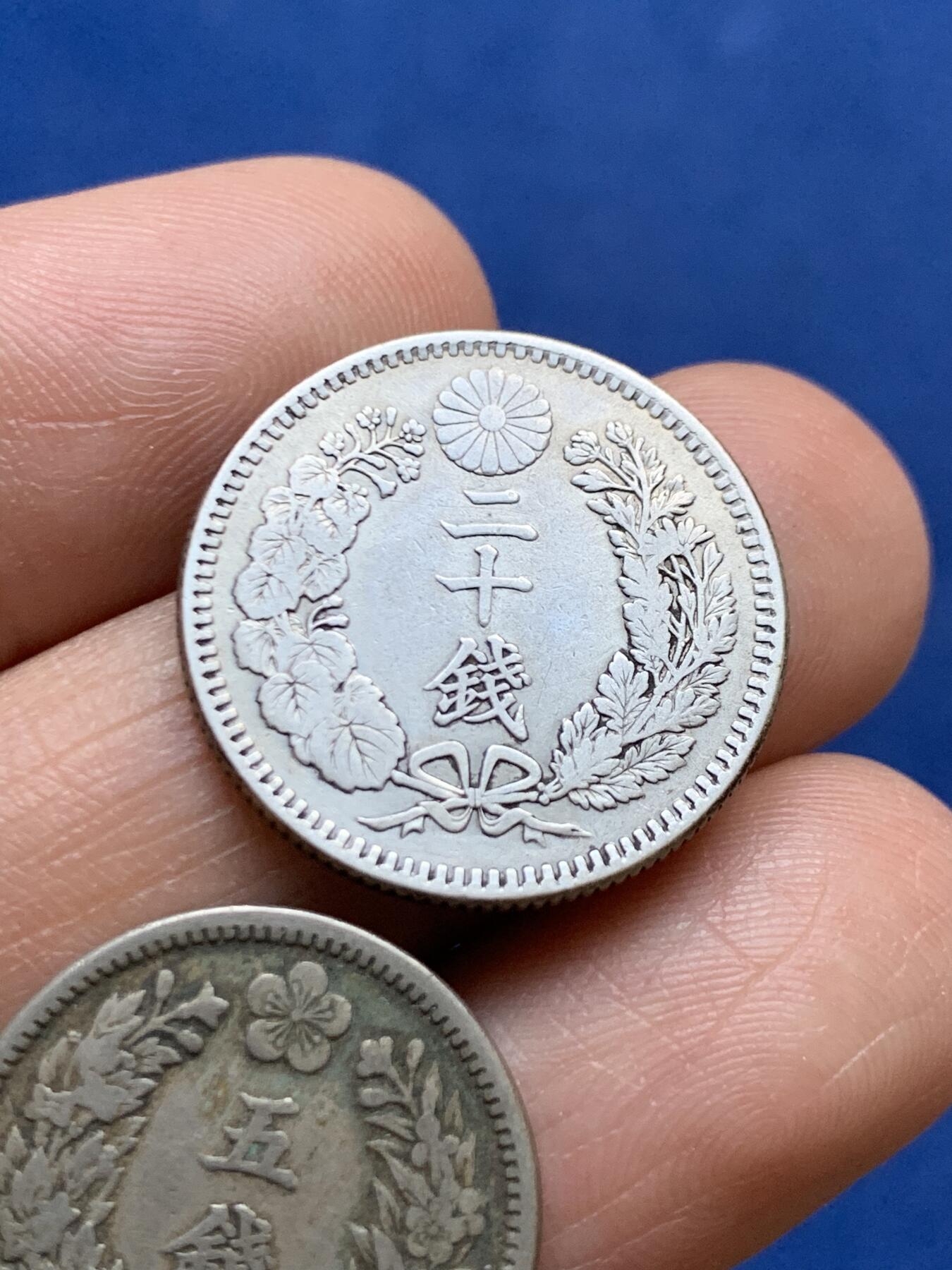 《竞宝斋》第470场 周日，周一，周二 3场连拍 （全场包邮）欢迎送拍 两枚一组 日本明治三十一年（1898年）二十钱银币、韩国光武九年（1905年）五钱镍币 品相都不错 凑一对龙凤呈祥 经典品种