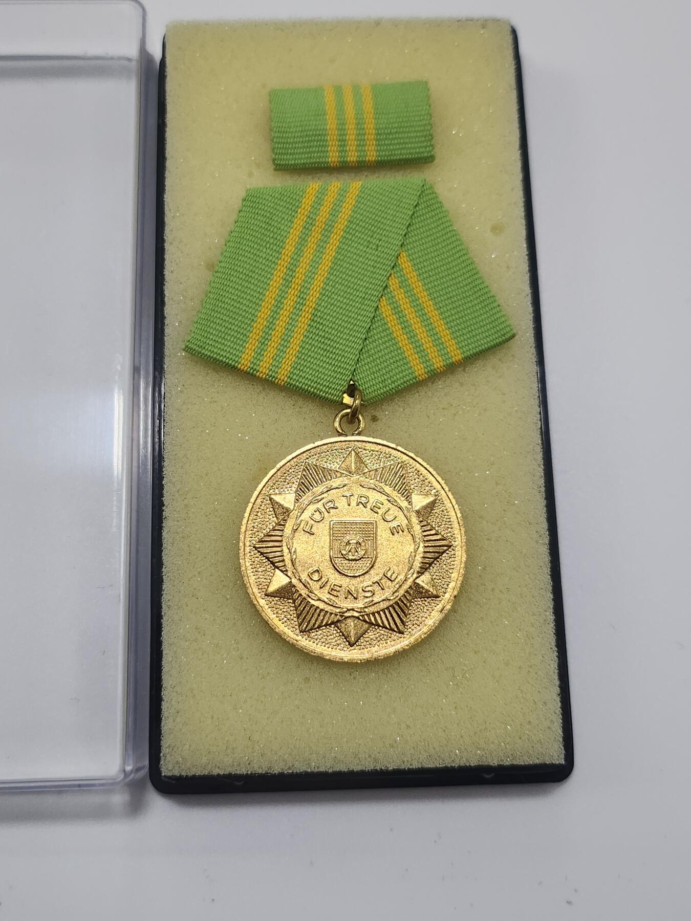 南水社第3次拍卖 春季专场 民主德国内政部忠诚服务金级奖章（30年） 原盒带略 品相完好