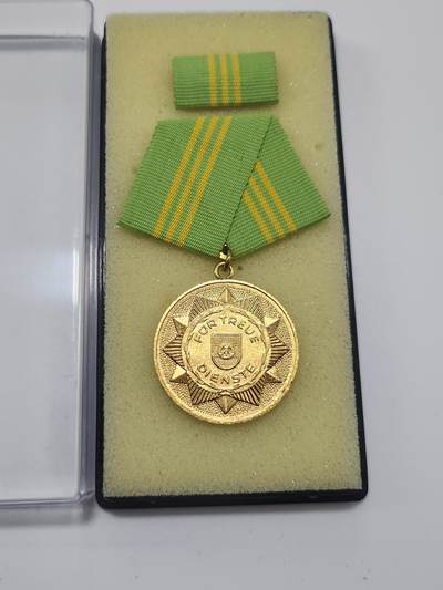 南水社第3次拍卖 春季专场 - 民主德国内政部忠诚服务金级奖章（30年） 原盒带略 品相完好