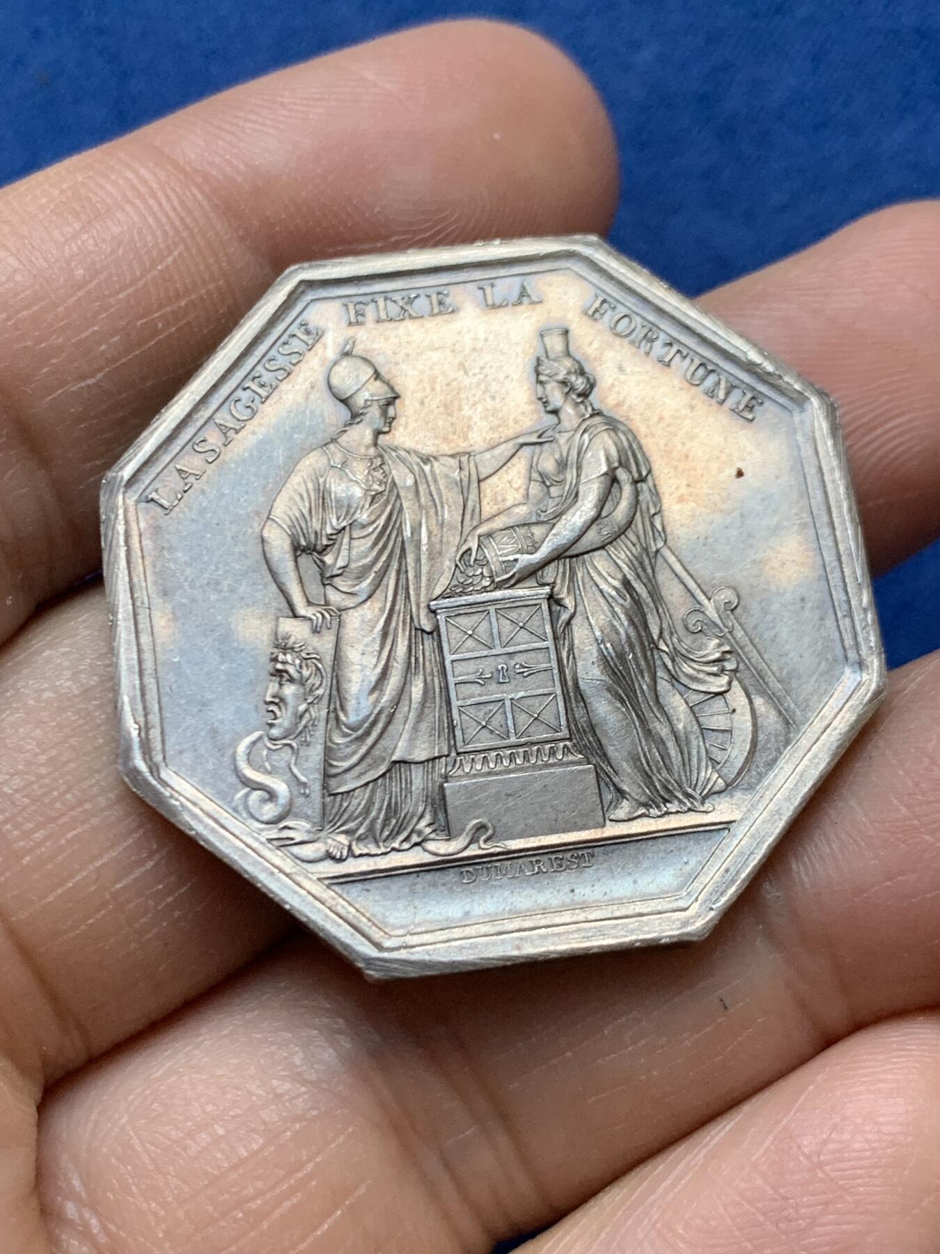 《竞宝斋》第470场 周日，周一，周二 3场连拍 （全场包邮）欢迎送拍 早期法兰西银行八角银质代币 24.8克 36mm 小手指银标