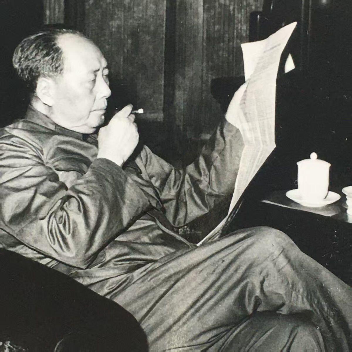         稀少六七十年代伟人毛主席读报照全新品相未流通1张原版真品如图旧藏文玩艺术收藏