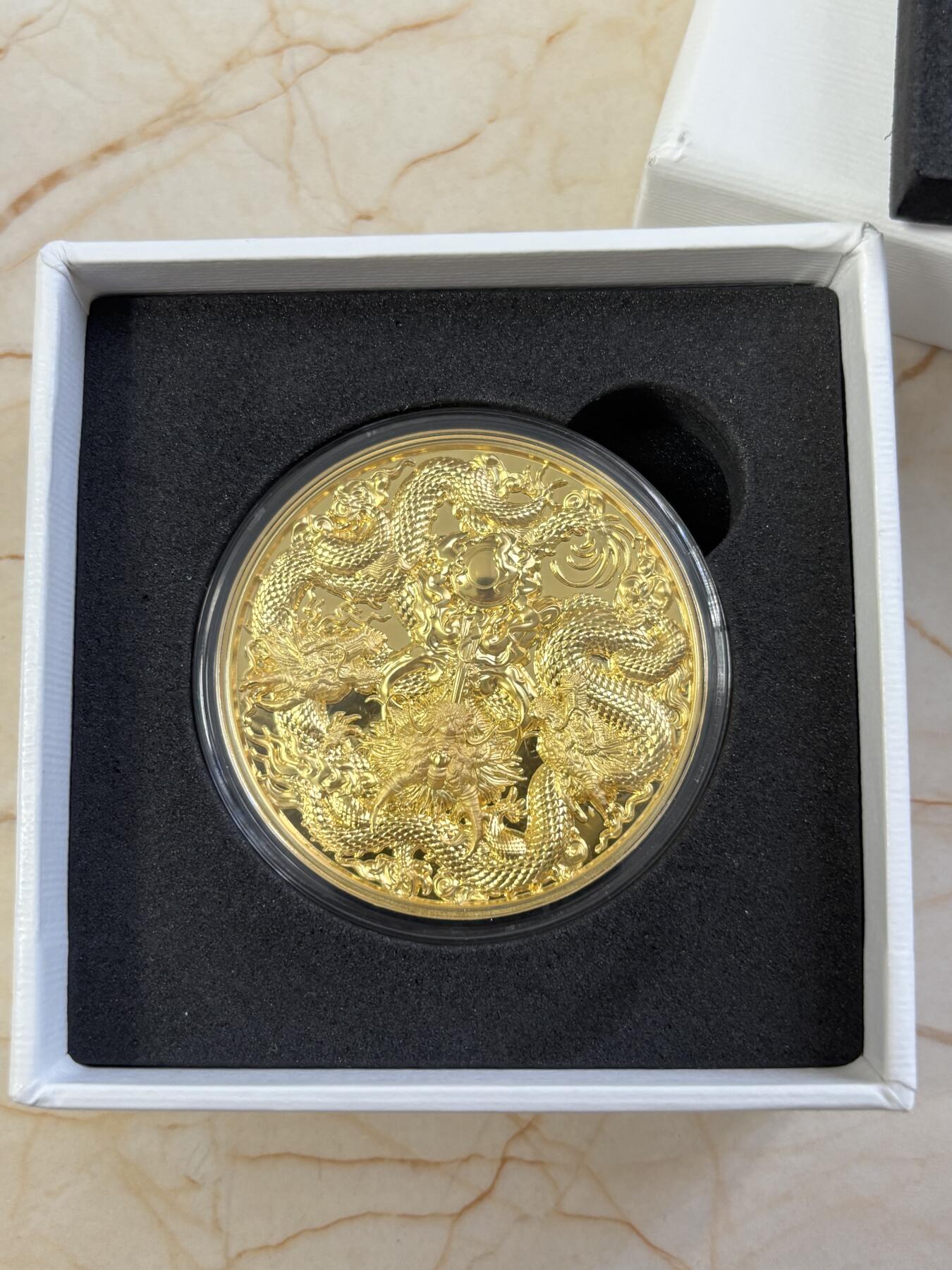 第194期拍卖 乍得2022年三龙戏珠3盎司精制镀金高浮雕纪念银币，999银镀金，3盎司，发行500枚