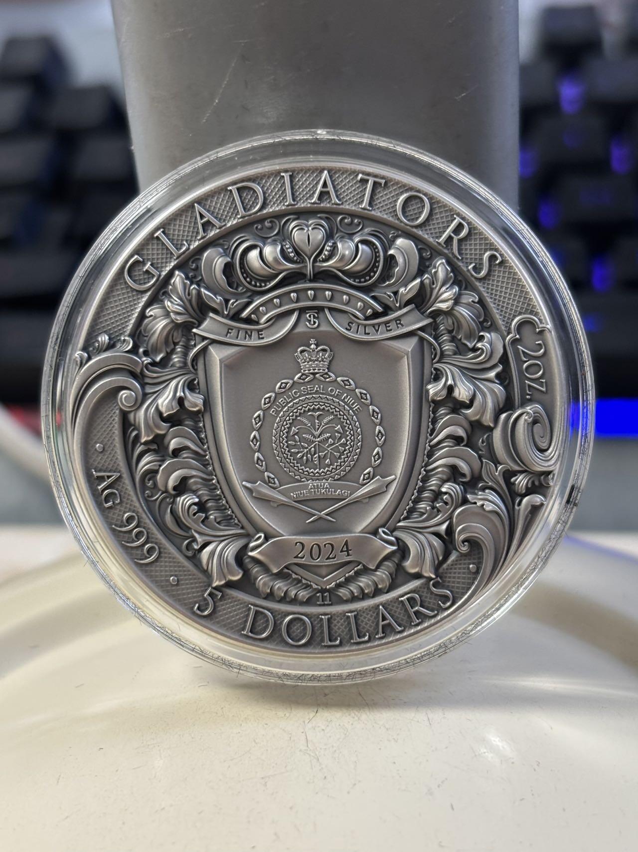 第194期拍卖 纽埃2024年罗马竞技场角斗士彩色高浮雕仿古镀金纪念银币，999银 ，2盎司，发行500枚