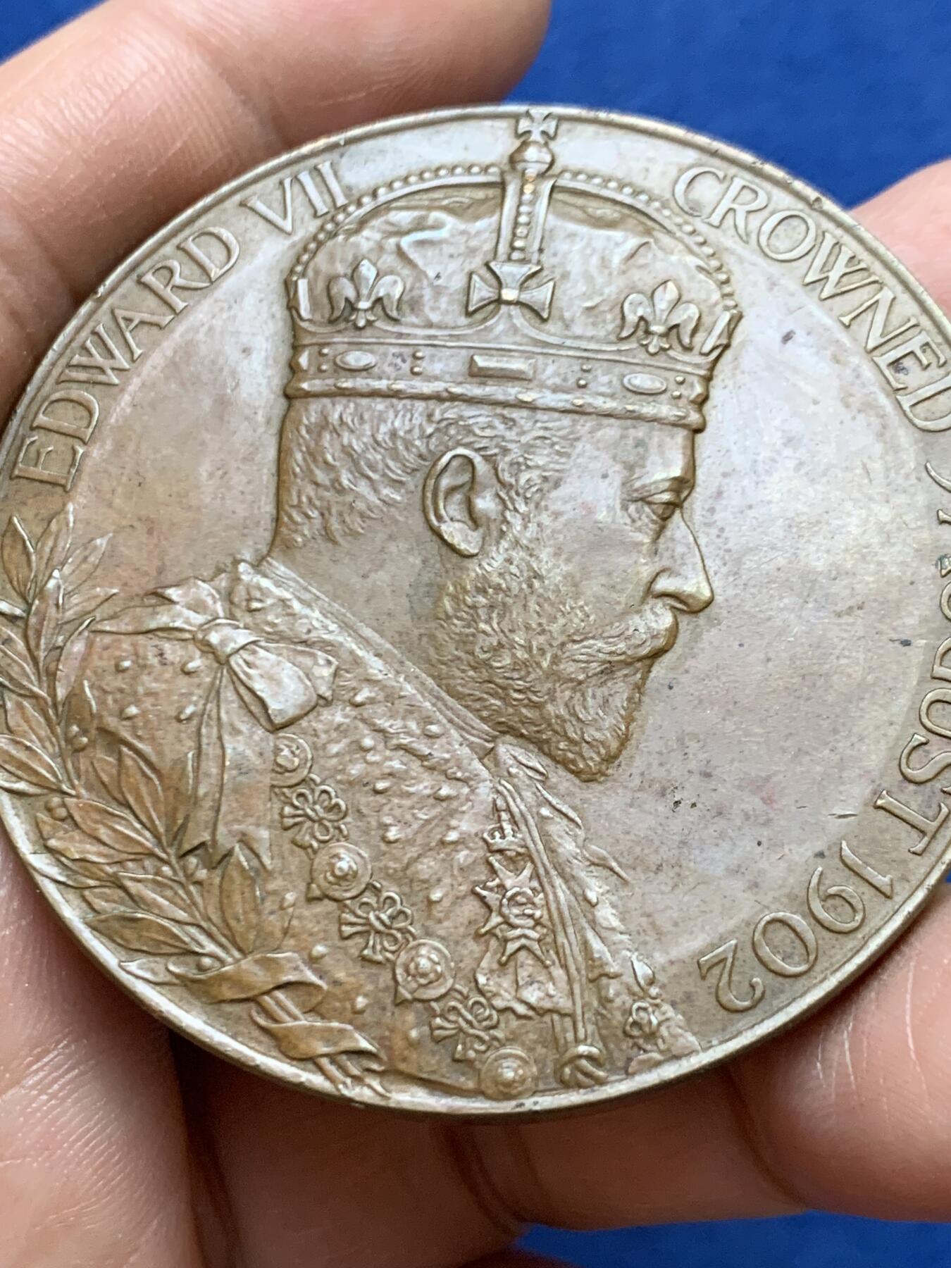 《竞宝斋》第470场 周日，周一，周二 3场连拍 （全场包邮）欢迎送拍 英国1902年爱德华七世和亚历山德拉皇后双面大铜章，纪念爱德华七世加冕，带一些淡铜光，高点细节清晰，不可多得。80.1克，55.1mm