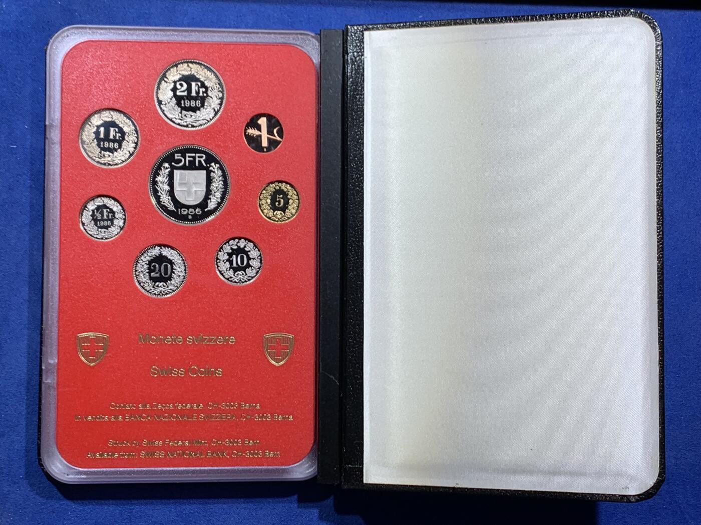 《竞宝斋》第470场 周日，周一，周二 3场连拍 （全场包邮）欢迎送拍 瑞士1986年精制套币 册装