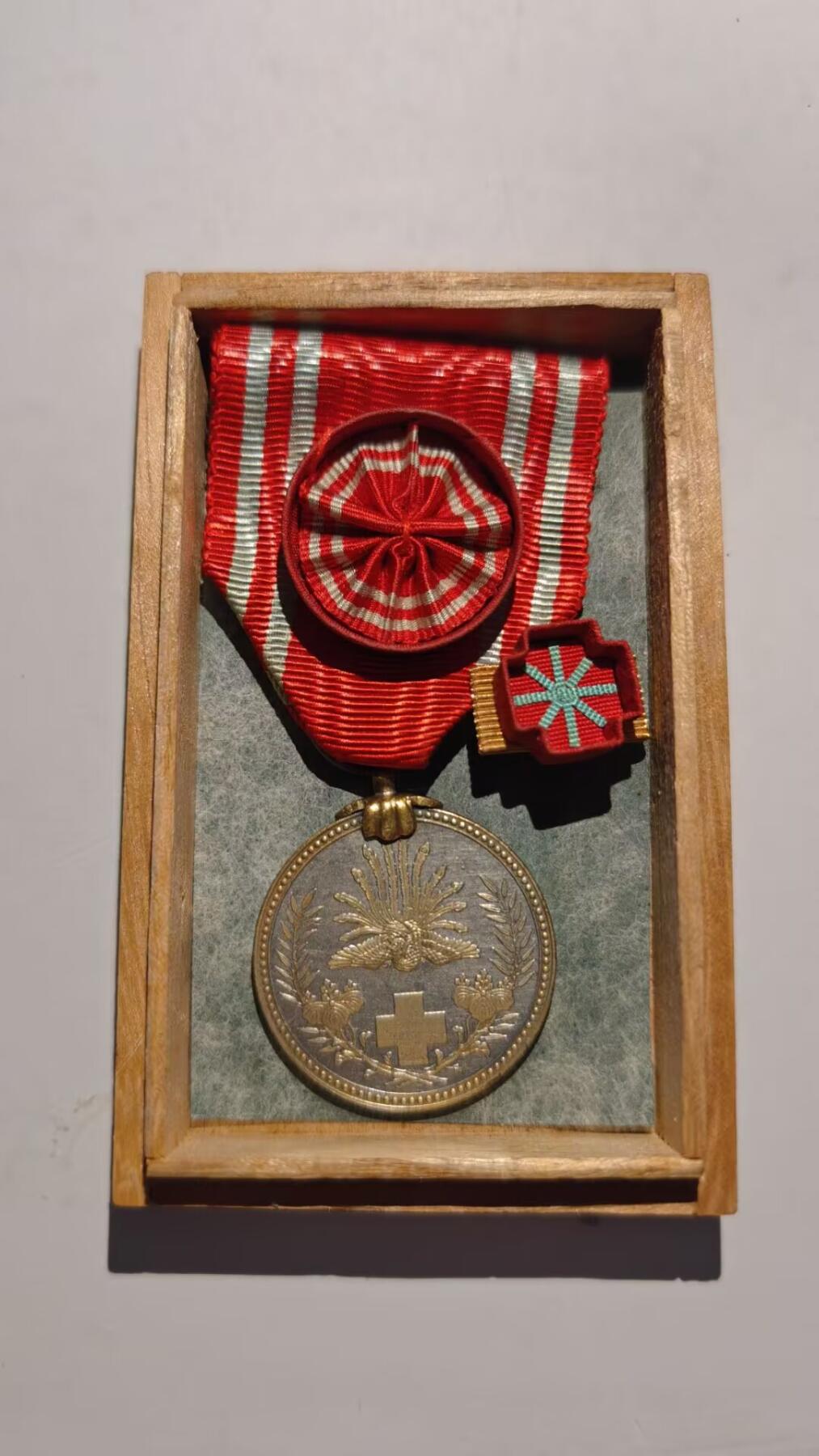 东亚勋章徽章主题拍卖 ⑨ 赤十字社金色特别会员章（炼金术师说银的但是含银量不高）