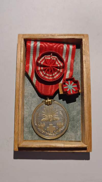 东亚勋章徽章主题拍卖 ⑨ - 赤十字社金色特别会员章（炼金术师说银的但是含银量不高）