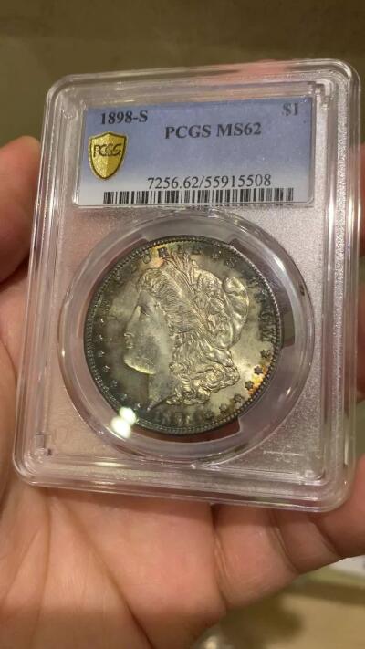 《竞宝斋》第470场 周日，周一，周二 3场连拍 （全场包邮）欢迎送拍 PCGS MS62 美国 1898 S 摩根银币 此年分钱币大多充分流通 稀有品种 双面环状五彩包浆 不可多得的藏品 PCGS指导价4511 低评