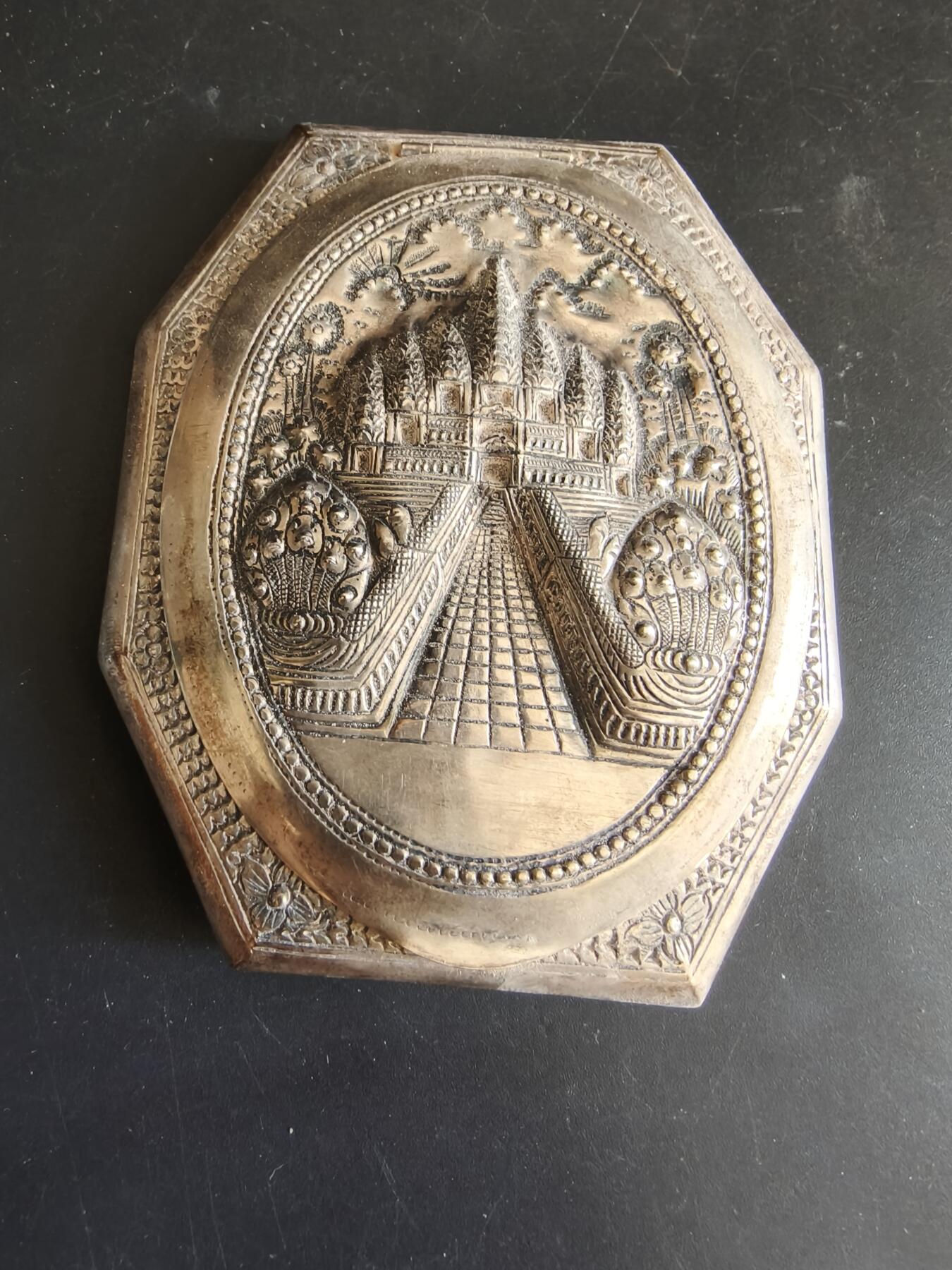 老王徽章第187期 欧洲银质梳妆镜盒     带缺少卡扣的原盒    盒子打900银标和厂标     80.8g