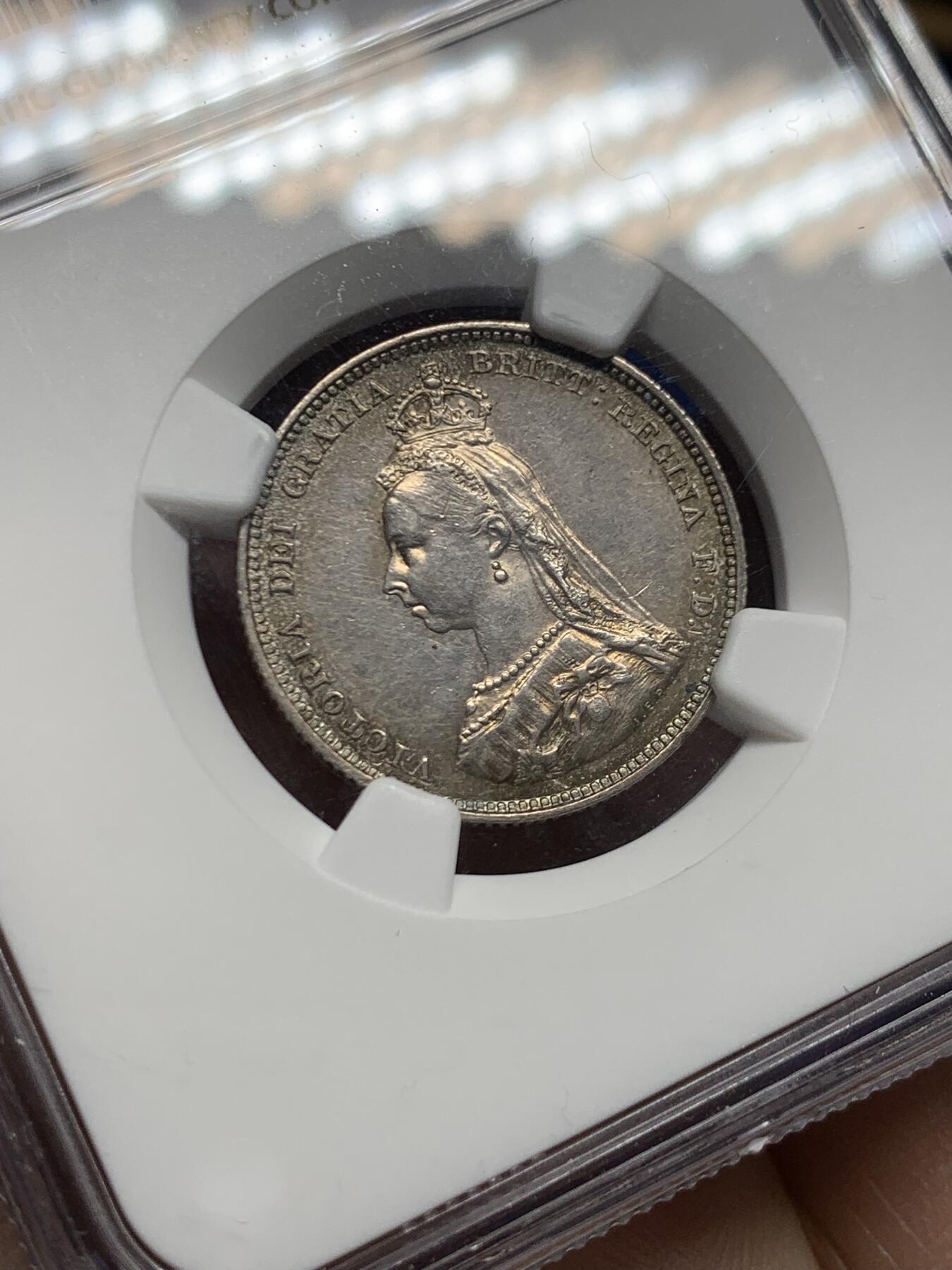 《竞宝斋》第470场 周日，周一，周二 3场连拍 （全场包邮）欢迎送拍 NGC UNCD 英国1887年高冠1先令银币，淡蓝彩，盾徽面极美