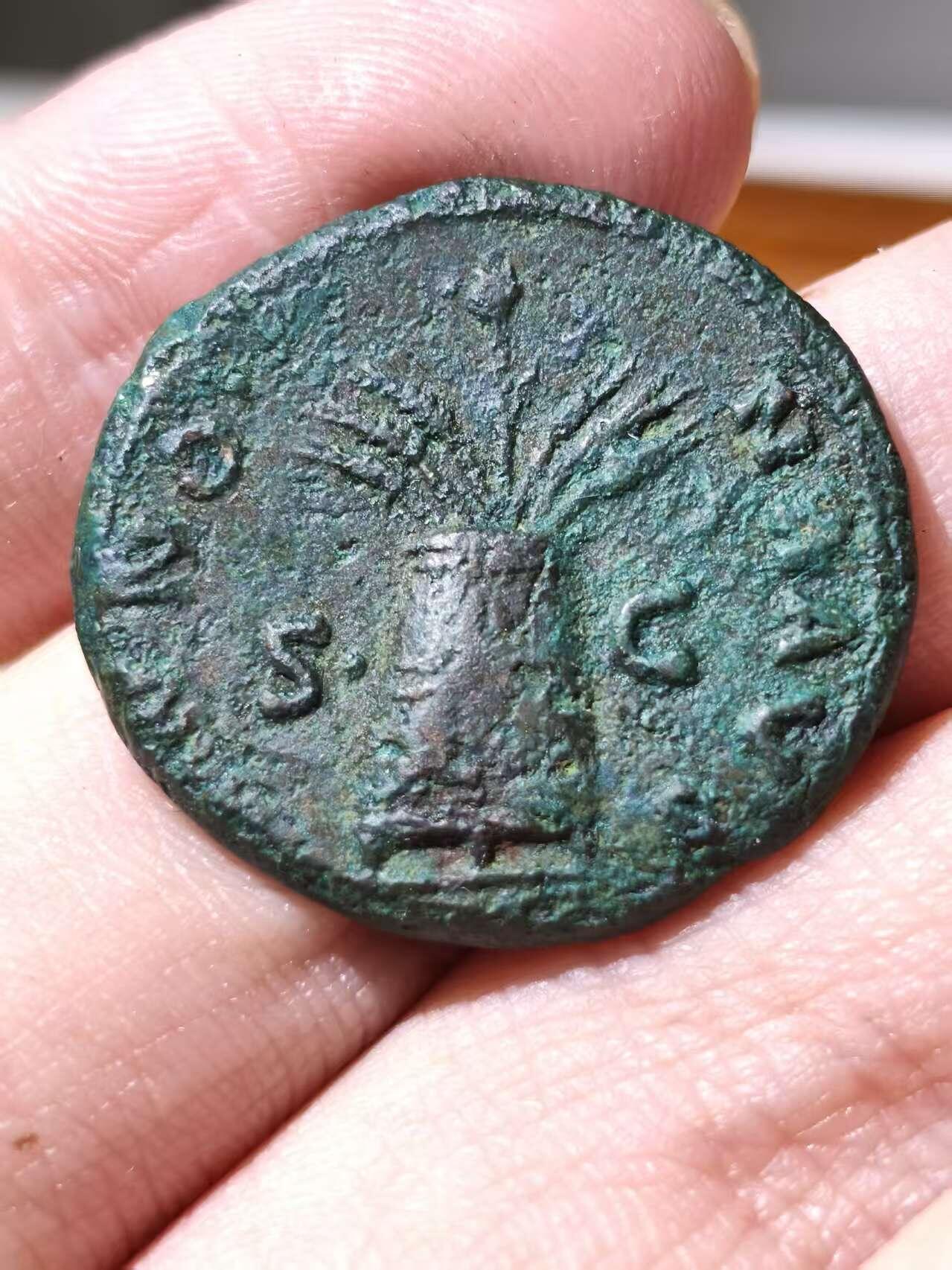 星盘世界钱币拍卖 哈德良阿斯铜币，公元137至138年铸于罗马造币厂。背面是粮食斗Modius，上插六支谷穗和一支花。正面币文有COS III即第三届执政官，背面ANNONA AVG即丰年的奥古斯都。