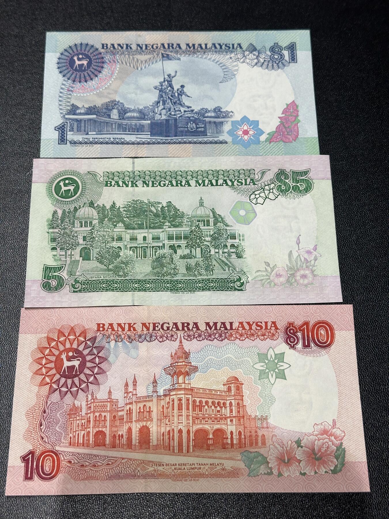 《外钞收藏家》第六百一十八期（精品场）（长期征集拍品、欢迎藏友们联系合作） 马来西亚倒三版本1/5/10林吉特三张小套（同一签名）	UNC