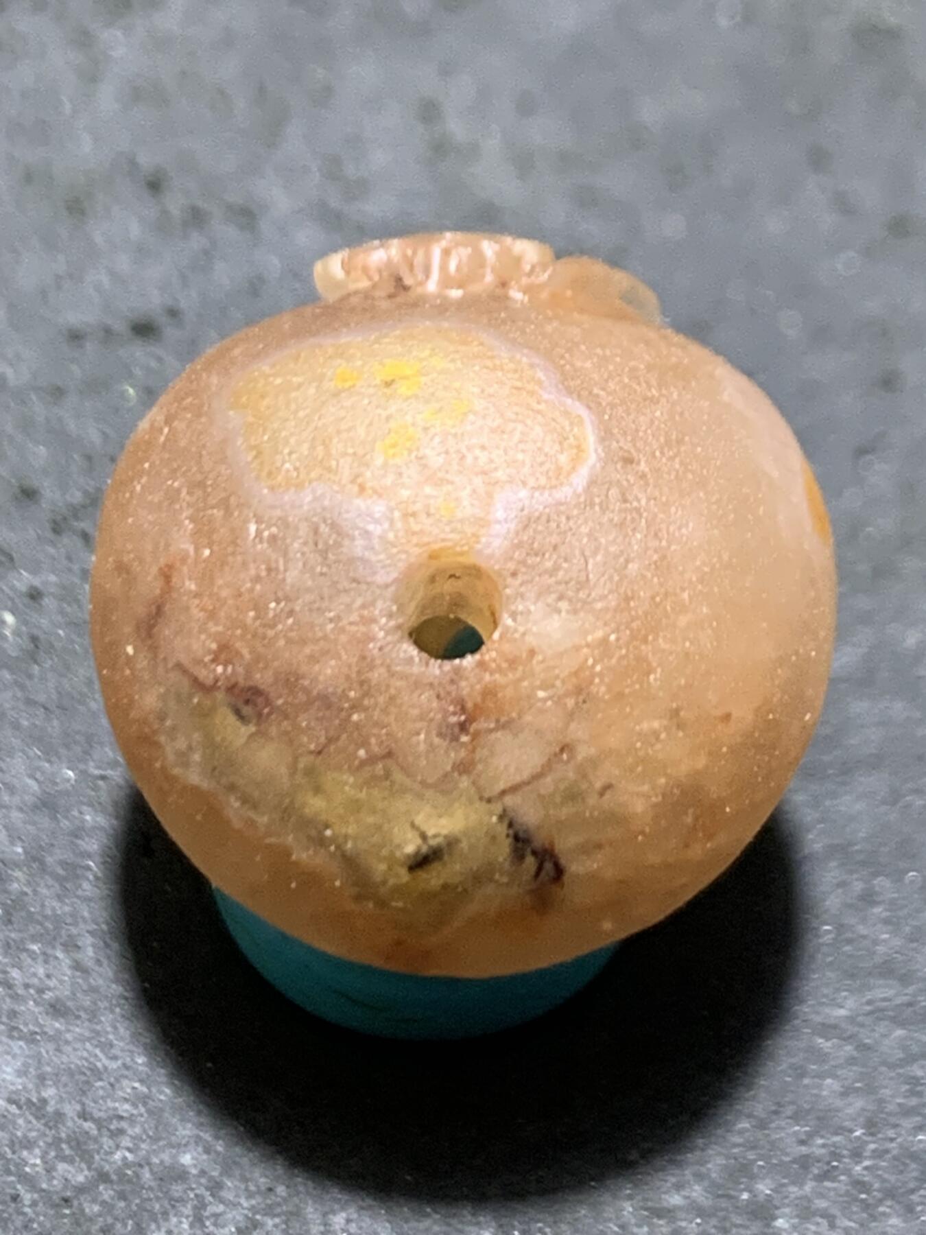 精美亚光满冰飘糖心料战国红玛瑙手工雕刻佛字随形珠一颗！