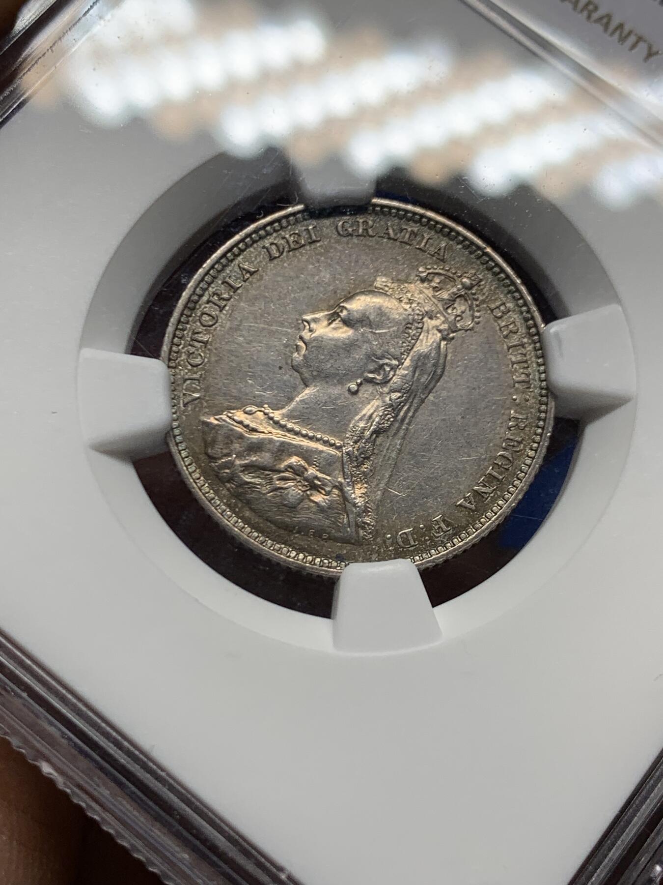 《竞宝斋》第470场 周日，周一，周二 3场连拍 （全场包邮）欢迎送拍 NGC UNCD 英国1887年高冠1先令银币，淡蓝彩，盾徽面极美