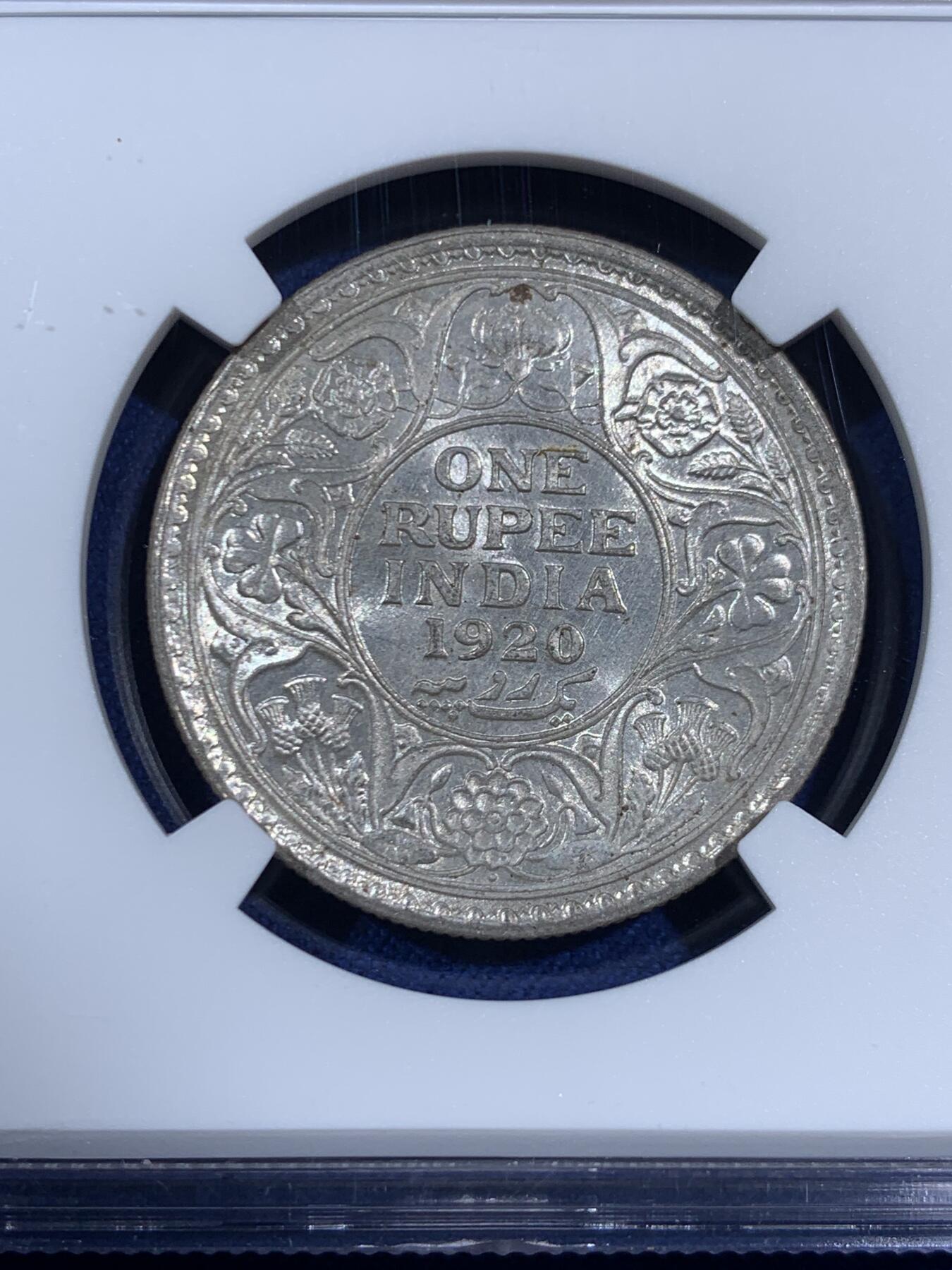 《竞宝斋》第470场 周日，周一，周二 3场连拍 （全场包邮）欢迎送拍 NGC MS62 英属印度1920年乔治五世1卢比银币