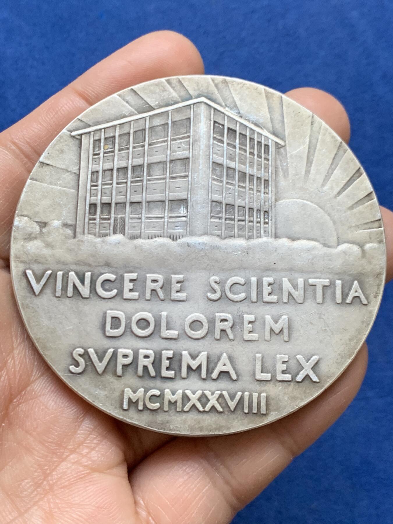 《竞宝斋》第470场 周日，周一，周二 3场连拍 （全场包邮）欢迎送拍 法国牙科医生让·米肖镀银铜章 114.6克 67.5mm 三角铜标