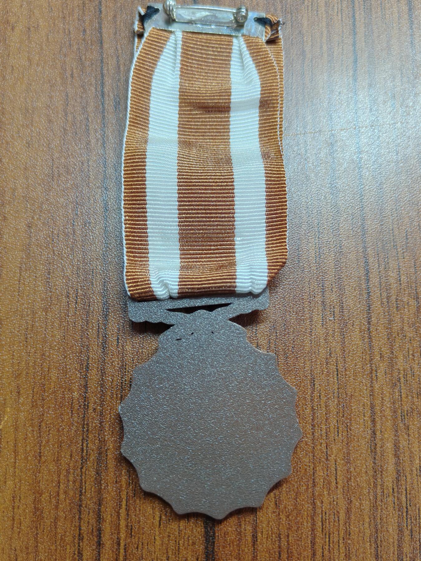 蜀地medal徽章收藏 春季精品拍场 莱索托王国铜级军事服役奖章 稀少 ，莱索托王国人口仅仅230万，军队更是少的可怜，仅有三千人余人，该章发行量可想而知