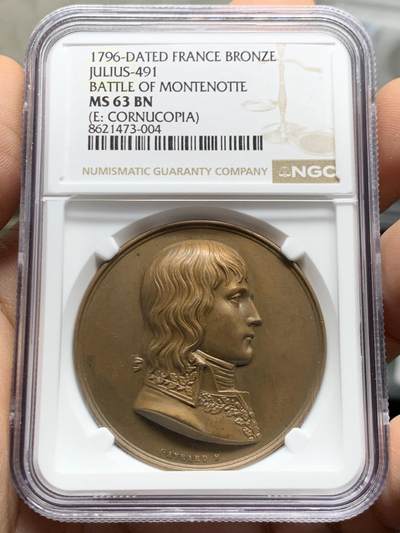 《竞宝斋》第470场 周日，周一，周二 3场连拍 （全场包邮）欢迎送拍 - NGC MS63BN 法国1796年拿破仑蒙特诺特之战铜章  第一执政长发飘逸稀少头像版本 背面持剑胜利女神飞跃地中海上空 羽毛和衣物刻画飘逸 天马行空的勾划 加厚盒装 丰饶角边铭