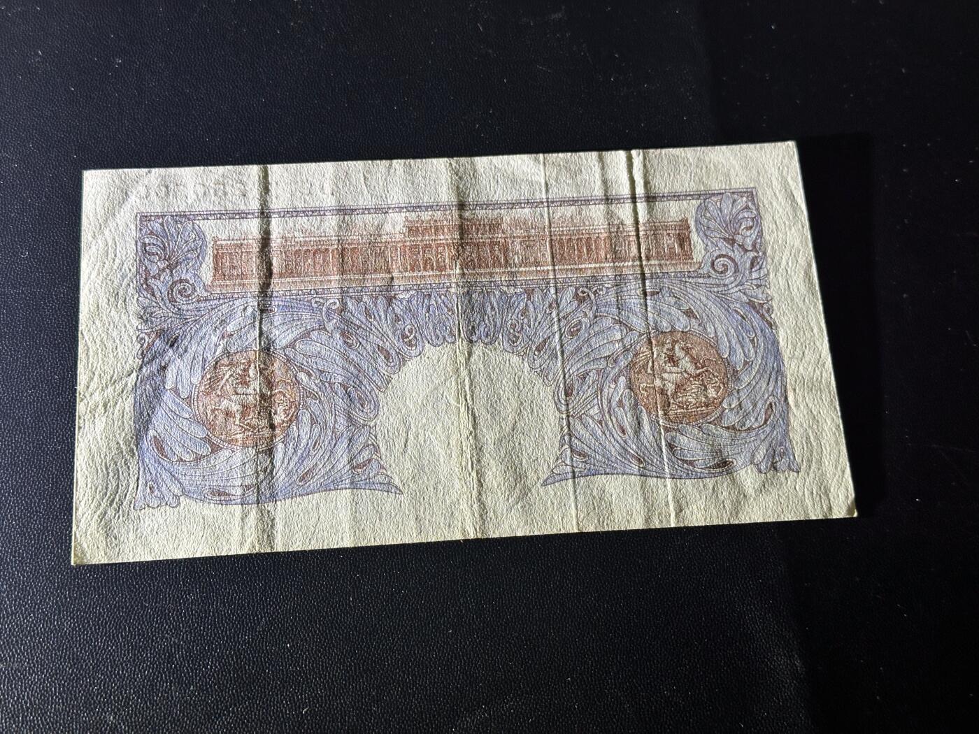 《外钞收藏家》第六百一十八期（精品场）（长期征集拍品、欢迎藏友们联系合作） 英国A序列1镑 非全新 品相如图