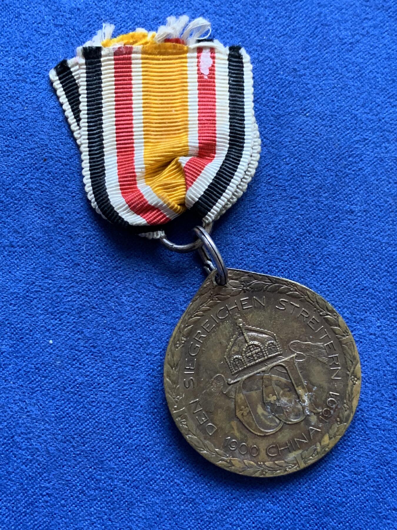 《竞宝斋》第470场 周日，周一，周二 3场连拍 （全场包邮）欢迎送拍 德国1900庚子事变龙鹰勋章，非常著名的品种。PCGS目前给进行评级，细节漂亮，背面有胶水残留，细节见图，总重17.6克。